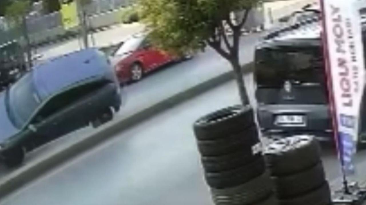 Güngören’de otomobilin takla atma anı kameraya yansıdı