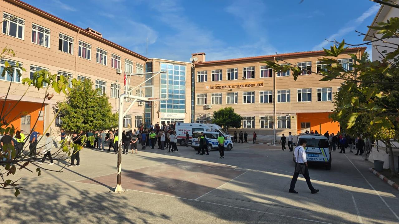 Manisa’da okulun yakınında silahlı saldırı: 2’si ağır 11 öğrenci yaralı